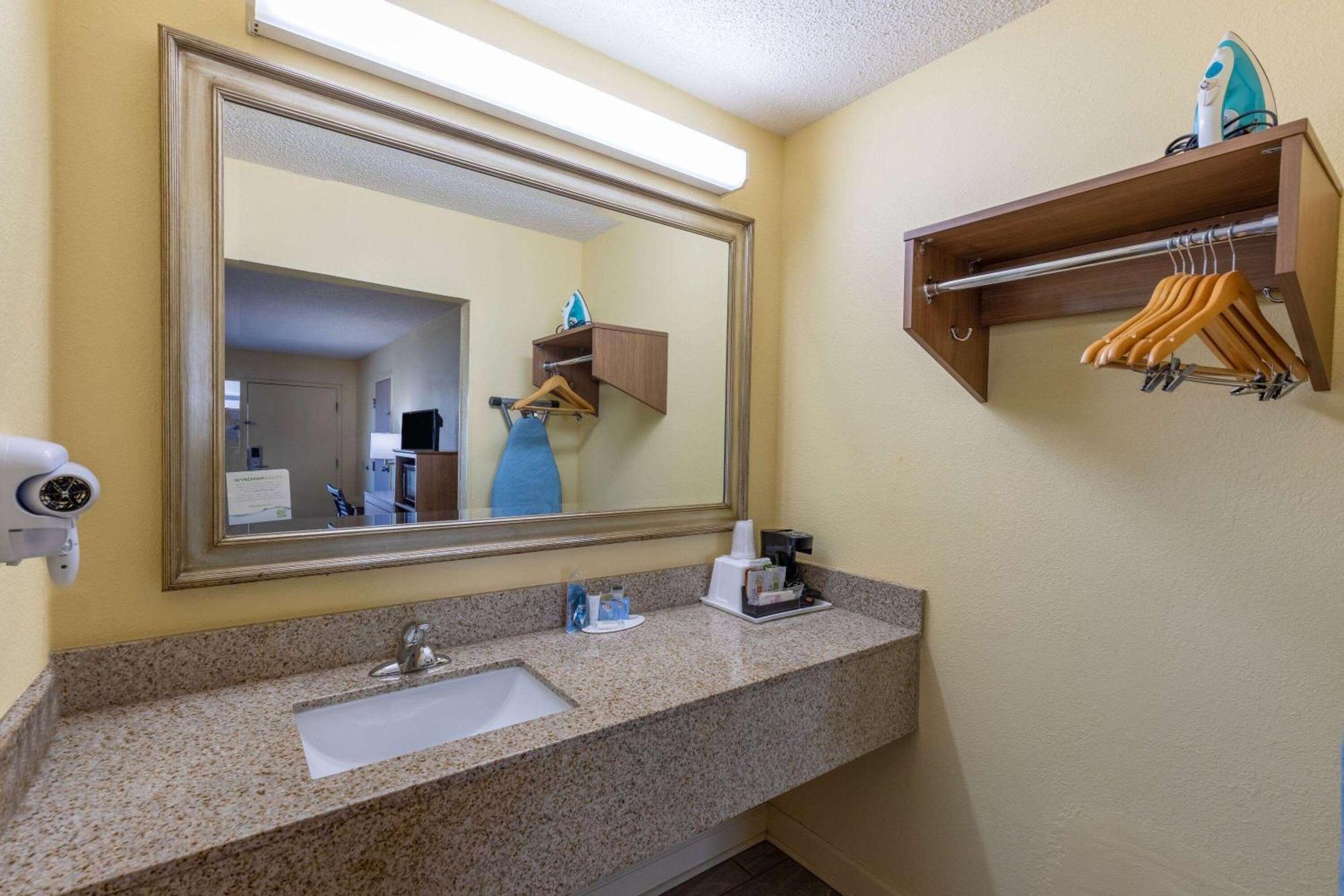 Days Inn By Wyndham Florence/I-95 North Bagian luar foto